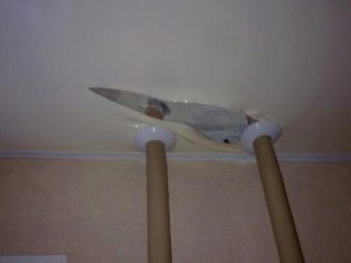 Как заделать дырку от люстры в натяжном потолке. Особенности повреждений