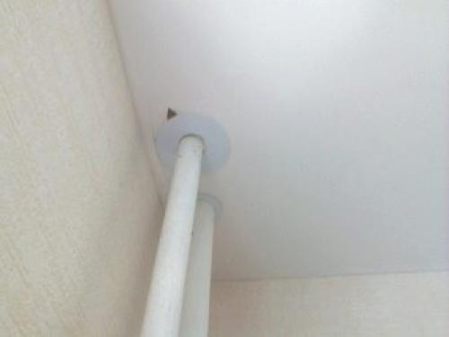 Как заделать дырку в натяжном потолке и можно ли это.. Почему появляются дырки в натяжном полотне? 07