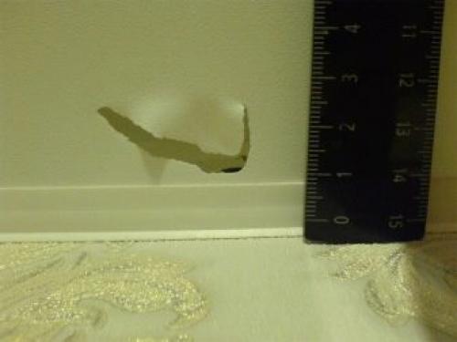 Как заделать дырку от люстры в натяжном потолке. Особенности повреждений