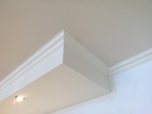 Как убрать щель между натяжным потолком и багетом. Способы стыковки и клейки потолочного плинтуса для натяжных потолков