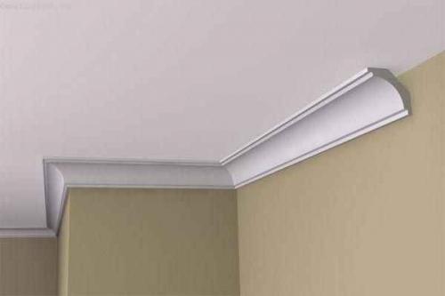 Как убрать щель между натяжным потолком и багетом. Способы стыковки и клейки потолочного плинтуса для натяжных потолков