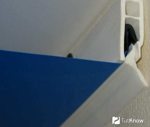 Чем крепить багет к потолку и стенам. Декоративные багеты на стену или потолок, молдинг под обои или на них, варианты приклеивания в кухне, коридоре 02 Чем крепить багет к потолку и стенам. Декоративные багеты на стену или потолок, молдинг под обои или на них, варианты приклеивания в кухне, коридоре 02