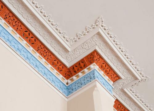 Чем крепить багет к потолку и стенам. Декоративные багеты на стену или потолок, молдинг под обои или на них, варианты приклеивания в кухне, коридоре 03 Чем крепить багет к потолку и стенам. Декоративные багеты на стену или потолок, молдинг под обои или на них, варианты приклеивания в кухне, коридоре 03