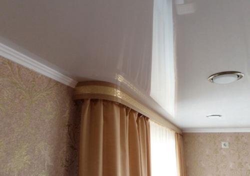 Монтаж потолочного багета для штор на натяжной потолок. Виды установки 05