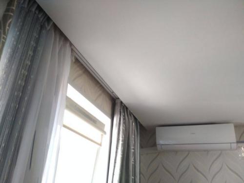 Монтаж потолочного багета для штор на натяжной потолок. Виды установки 07