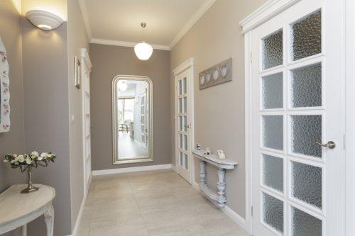 Интерьер без потолочного плинтуса. Преимущества использования плинтусов