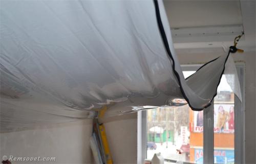 Какой стороной крепить багет для натяжного потолка. Как закрепить багет для натяжного потолка?