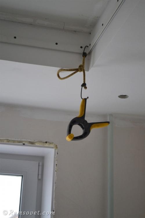 Какой стороной крепить багет для натяжного потолка. Как закрепить багет для натяжного потолка?