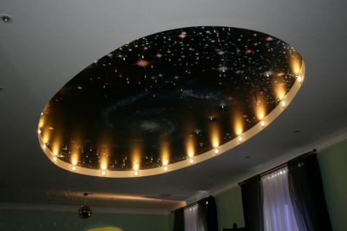 Натяжные потолки имеют массу преимуществ. Преимущества натяжных потолков