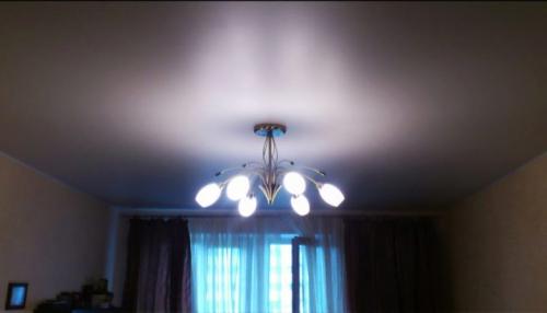 Преимущества и недостатки матового натяжного потолка. Глянцевые натяжные потолки 12