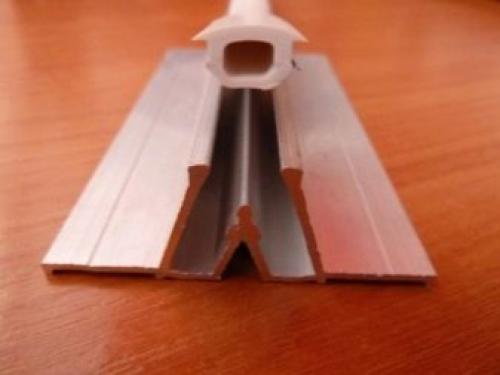 Какой стороной крепить багеты натяжного потолка. Как приклеить багет к натяжному потолку: простой совет 15