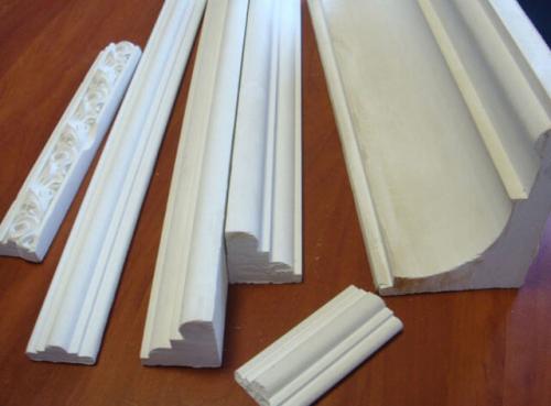 Какой стороной крепить багеты натяжного потолка. Как приклеить багет к натяжному потолку: простой совет 10