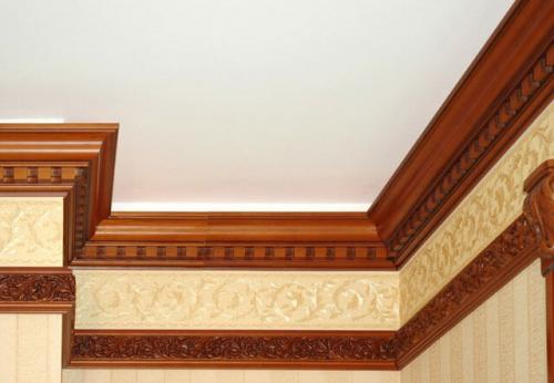 Какой стороной крепить багеты натяжного потолка. Как приклеить багет к натяжному потолку: простой совет 08