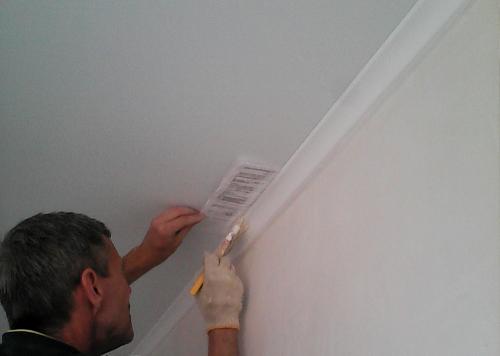 Как приклеить потолочный плинтус на обои и натяжной потолок. Какой вид изделий выбрать