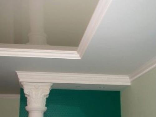 Как вставить резиновый плинтус в натяжной потолок. Виды плинтусов 08 Как вставить резиновый плинтус в натяжной потолок. Виды плинтусов 08