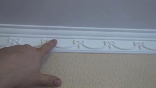 Как вставить резиновый плинтус в натяжной потолок. Виды плинтусов 02 Как вставить резиновый плинтус в натяжной потолок. Виды плинтусов 02