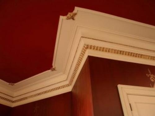 Как вставить резиновый плинтус в натяжной потолок. Виды плинтусов 22 Как вставить резиновый плинтус в натяжной потолок. Виды плинтусов 22