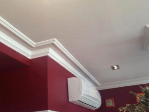 Как вставить резиновый плинтус в натяжной потолок. Виды плинтусов 14 Как вставить резиновый плинтус в натяжной потолок. Виды плинтусов 14