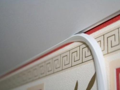 Как вставить резиновый плинтус в натяжной потолок. Виды плинтусов 01 Как вставить резиновый плинтус в натяжной потолок. Виды плинтусов 01