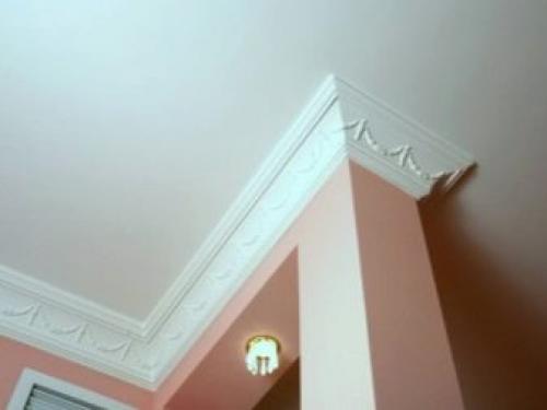 Как вставить резиновый плинтус в натяжной потолок. Виды плинтусов 04 Как вставить резиновый плинтус в натяжной потолок. Виды плинтусов 04