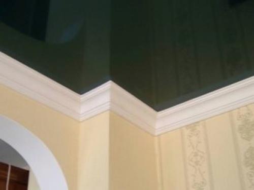 Как вставить резиновый плинтус в натяжной потолок. Виды плинтусов 07 Как вставить резиновый плинтус в натяжной потолок. Виды плинтусов 07