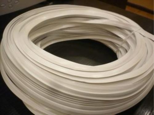 Как вставить резиновый плинтус в натяжной потолок. Виды плинтусов 11 Как вставить резиновый плинтус в натяжной потолок. Виды плинтусов 11