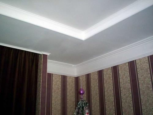 Как приклеить потолочный плинтус на обои и натяжной потолок. Как приклеить потолочный плинтус на обои – пошаговая инструкция