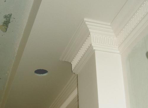 Широкий потолочный плинтус в интерьере. Потолочные плинтуса в интерьере (41 фото). Выбор материала. Варианты для просторных помещений и стандартных квартир. Цвет в дизайне