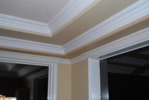 Широкий потолочный плинтус в интерьере. Потолочные плинтуса в интерьере (41 фото). Выбор материала. Варианты для просторных помещений и стандартных квартир. Цвет в дизайне