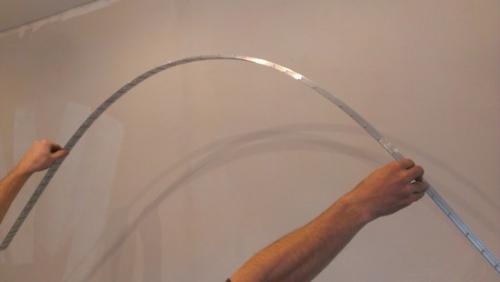 Чем заделать стык между потолком и стеной. Как заделать щель между стеной и потолком