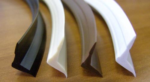 Чем заделать стык между потолком и стеной. Как заделать щель между стеной и потолком