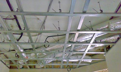 Низкий кривой потолок. Как сделать кривые потолки идеально ровными