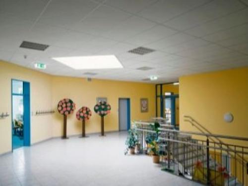 Как скрыть неровный потолок на стыке со стенами. Мейк-ап для потолка: выравниваем без труда 11