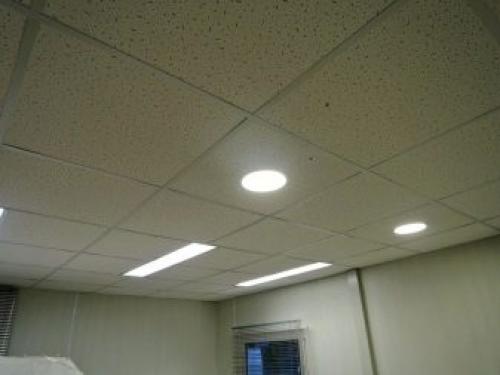 Как скрыть неровный потолок на стыке со стенами. Мейк-ап для потолка: выравниваем без труда 10