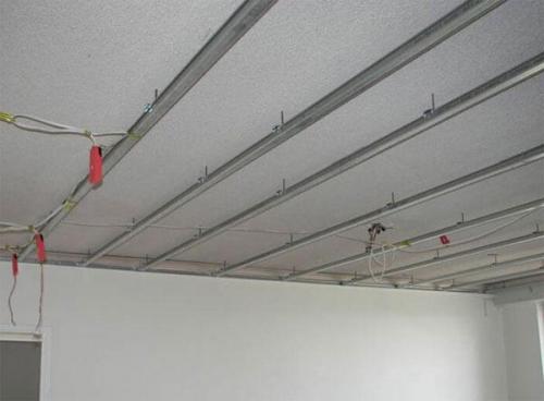 Как скрыть неровный потолок на стыке со стенами. Мейк-ап для потолка: выравниваем без труда 01