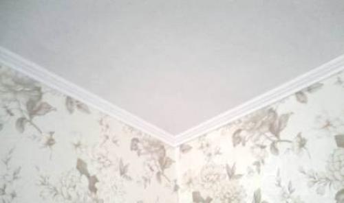 Чем крепить багет натяжного потолка. Багеты для гарпунного способа крепления 02