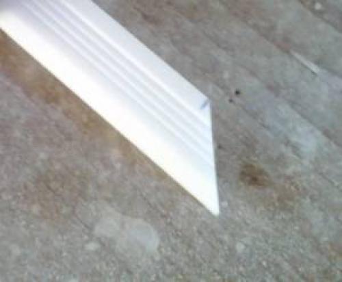 Чем крепить багет натяжного потолка. Багеты для гарпунного способа крепления 03