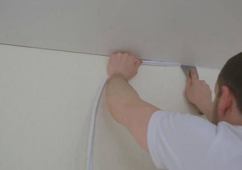 Монтаж плинтуса на натяжной потолок. Выбор плинтусов для натяжного потолка 03 Монтаж плинтуса на натяжной потолок. Выбор плинтусов для натяжного потолка 03
