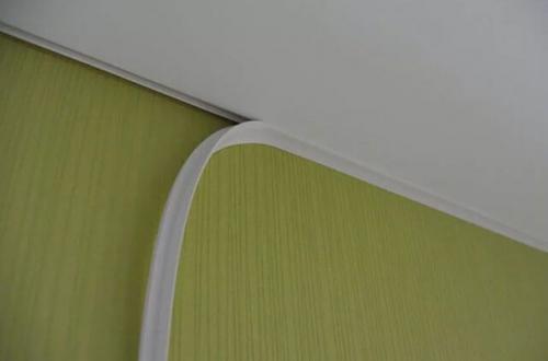 Монтаж плинтуса на натяжной потолок. Выбор плинтусов для натяжного потолка 04 Монтаж плинтуса на натяжной потолок. Выбор плинтусов для натяжного потолка 04