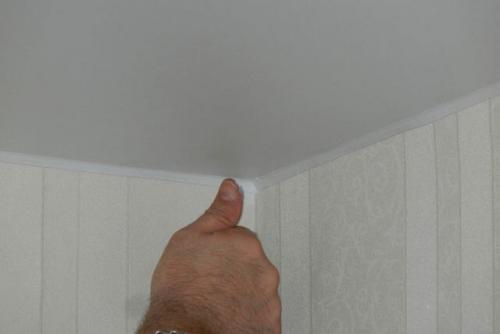 Монтаж плинтуса на натяжной потолок. Выбор плинтусов для натяжного потолка 02 Монтаж плинтуса на натяжной потолок. Выбор плинтусов для натяжного потолка 02