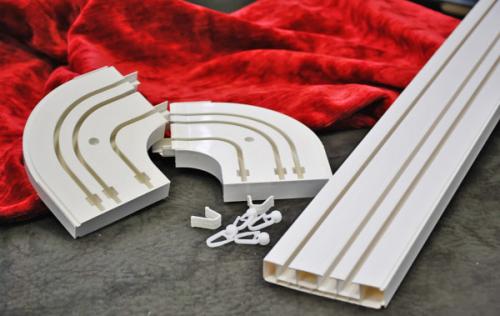 Как установить потолочный карниз трехрядный. Особенности конструкции трехрядных систем