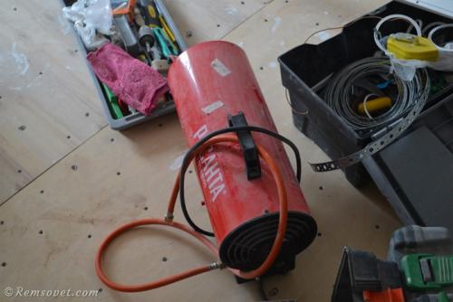 Какой стороной крепить багет для натяжных потолков. Потолочный багет для гарпунного крепления натяжного потолка 04