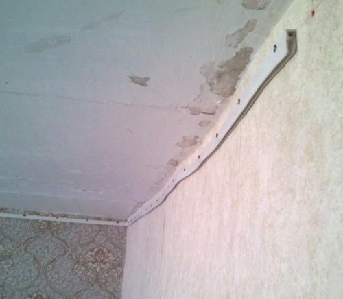 Установка алюминиевого багета для натяжного потолка. Пластик