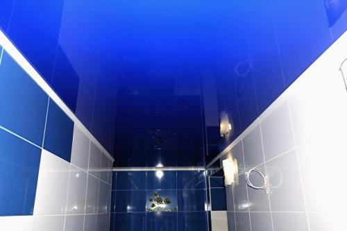 Багет для натяжного потолка размеры. Что собой представляет разделительный багет для натяжных потолков? 04