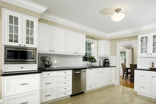 Багет для натяжного потолка размеры. Что собой представляет разделительный багет для натяжных потолков? 08