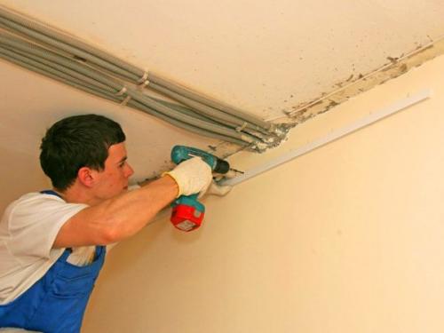 Установка алюминиевого багета для натяжного потолка. Пластик