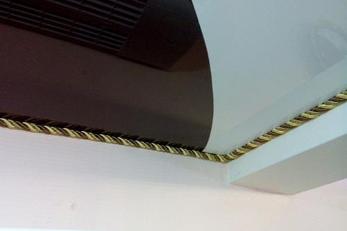 Гибкий плинтус для потолка самоклеющийся. Основное назначение гибких потолочных плинтусов, карнизов, багетов и молдингов 12