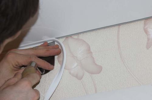 Плинтус для натяжного потолка криволинейной формы. Виды потолочных плинтусов для натяжных потолков 01