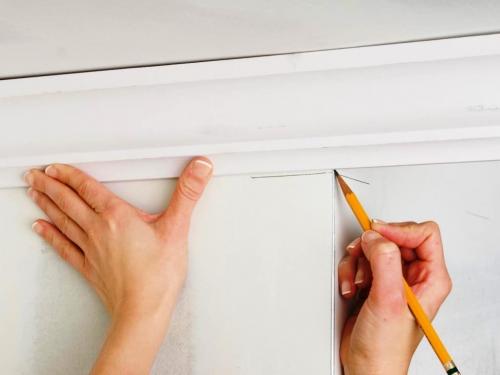 Как клеить багеты на потолок в углах. Как приклеить потолочный плинтус и вырезать угол