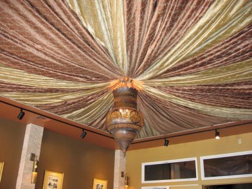 Потолок из обычной ткани. Драпировка потолка тканью своими руками, как подобрать декор, ассортимент материала, инструкции на фото и видео